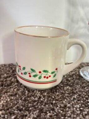 NEW VTG Arbys 1987 Holly and Berry Christmas Collectable Coffee Mugs Set of 5